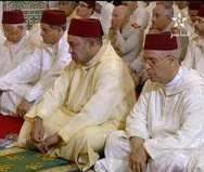 أمير المؤمنين  بمسجد العتيبة بمدينة الرباط لأداء صلاة الجمعة ليوم الثالث من رمضان 1434 موافق 12 يوليوز 2013